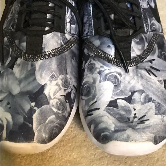 Nike Women’s Black/Grey Flowers Sneaker 8M - Picture 2 of 8